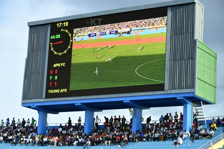 Abafana bugamye akazuba munsi y'iki kibaho