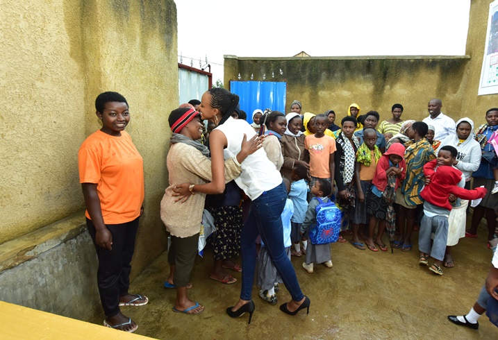 Nyampinga Mutesi yasuhuzanyaga n'ababyeyi b'abana.