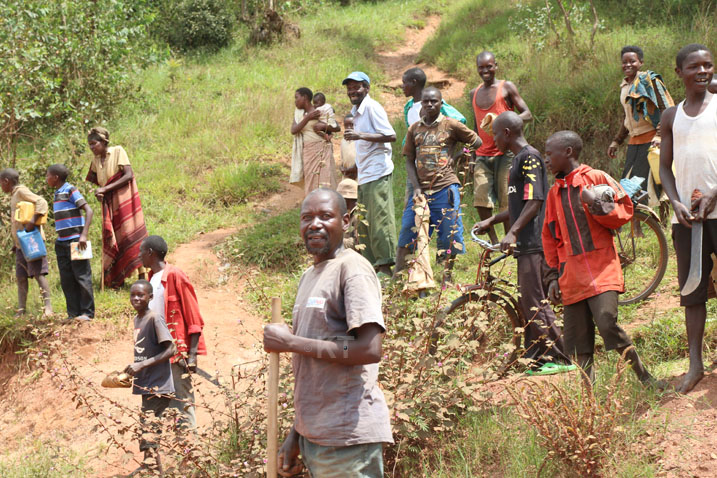 Bahagaze ahirengeye, maze bafana abasore n'inkumi b'abaturanyi