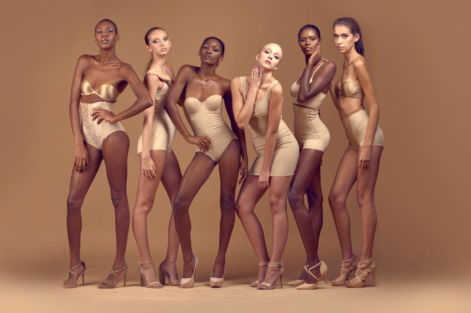 Aha Kalima (uwa kabiri uturutse iburyo) yari ari kumwe na bamwe mu banyamideli bo muri Amerika 