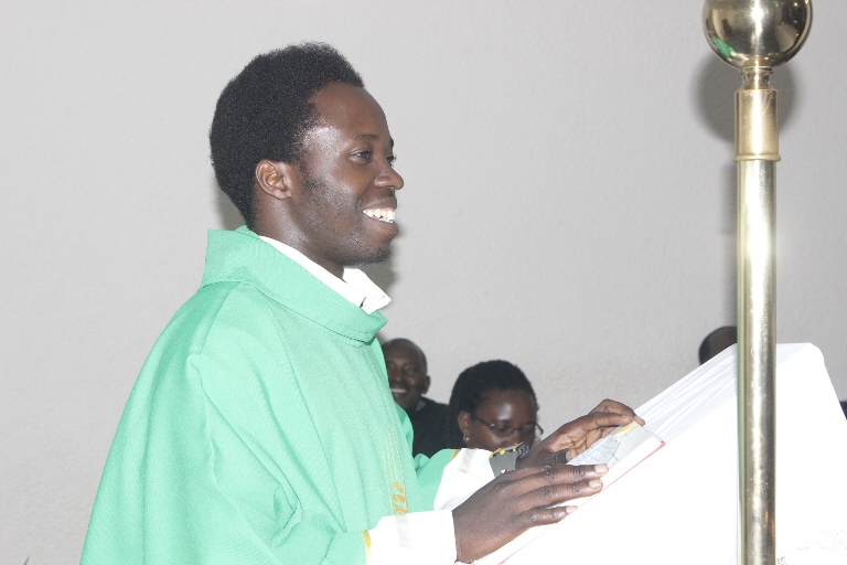 Padiri Uwimana Jean Francois arimo gutura igitambo cya misa