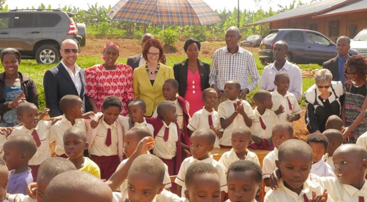 Ku wa Gatatu, Gillard yahaye ibitabo birenga igihumbi ishuri rya Rise to Shine Nursery and Primary riherereye i Masaka.