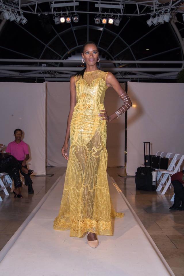 Yerekana imideli y'imyambaro itandukanye 