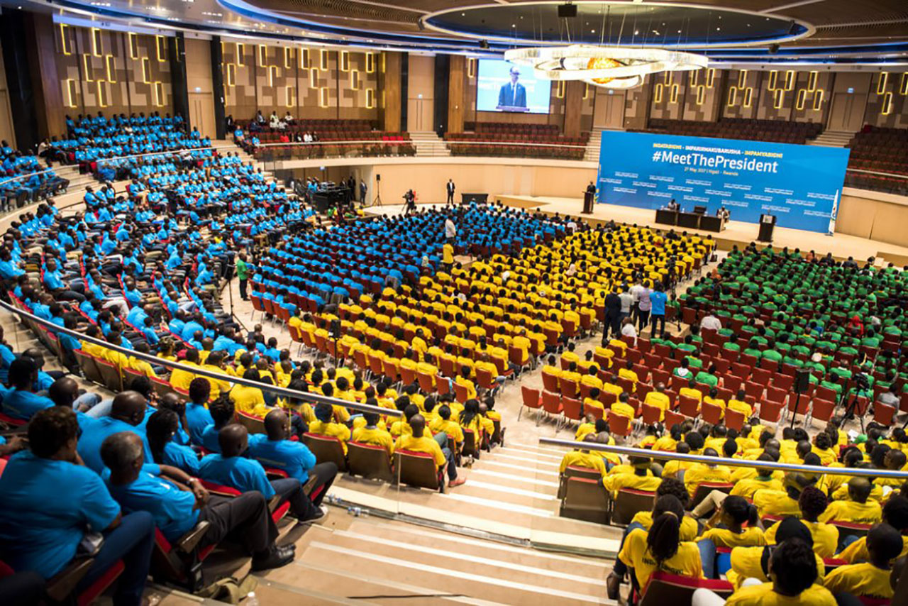 Perezida Kagame ubwo yahuraga n'Intore z'Indatabigwi zigizwe n'abahanzi n'abanyabugeni, iz'Imparirwakubarusha zigizwe n'abakora siporo zitandukanye n'abafatanyabikorwa babo ndetse n'Impamyabigwi zigizwe n'abanyamakuru.