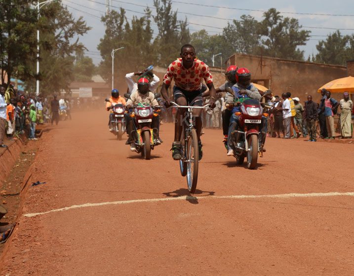Ahorukomeye yakomeje gutwara uduhigo twari twashyizweho, aha igare yari ageze i Mugombwa ari uwa mbere maze igare "ARARIGURUTSA"