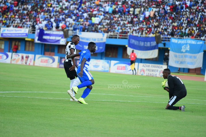 Mvuyekure Emery mu minota ya nyuma, yafataga umupira akicara gake gake ...