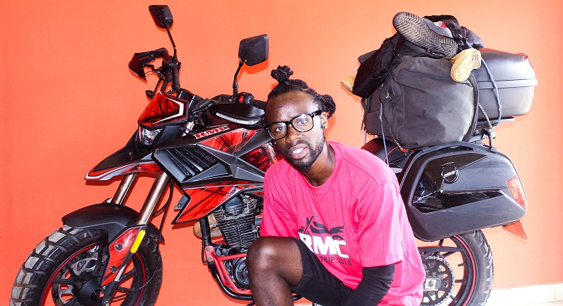 Byaje kumenyekana ko uwo muntu ari uwitwa Gashayija, umusore w'imyaka 29 wiyemeje kuzenguruka igihugu kuri moto