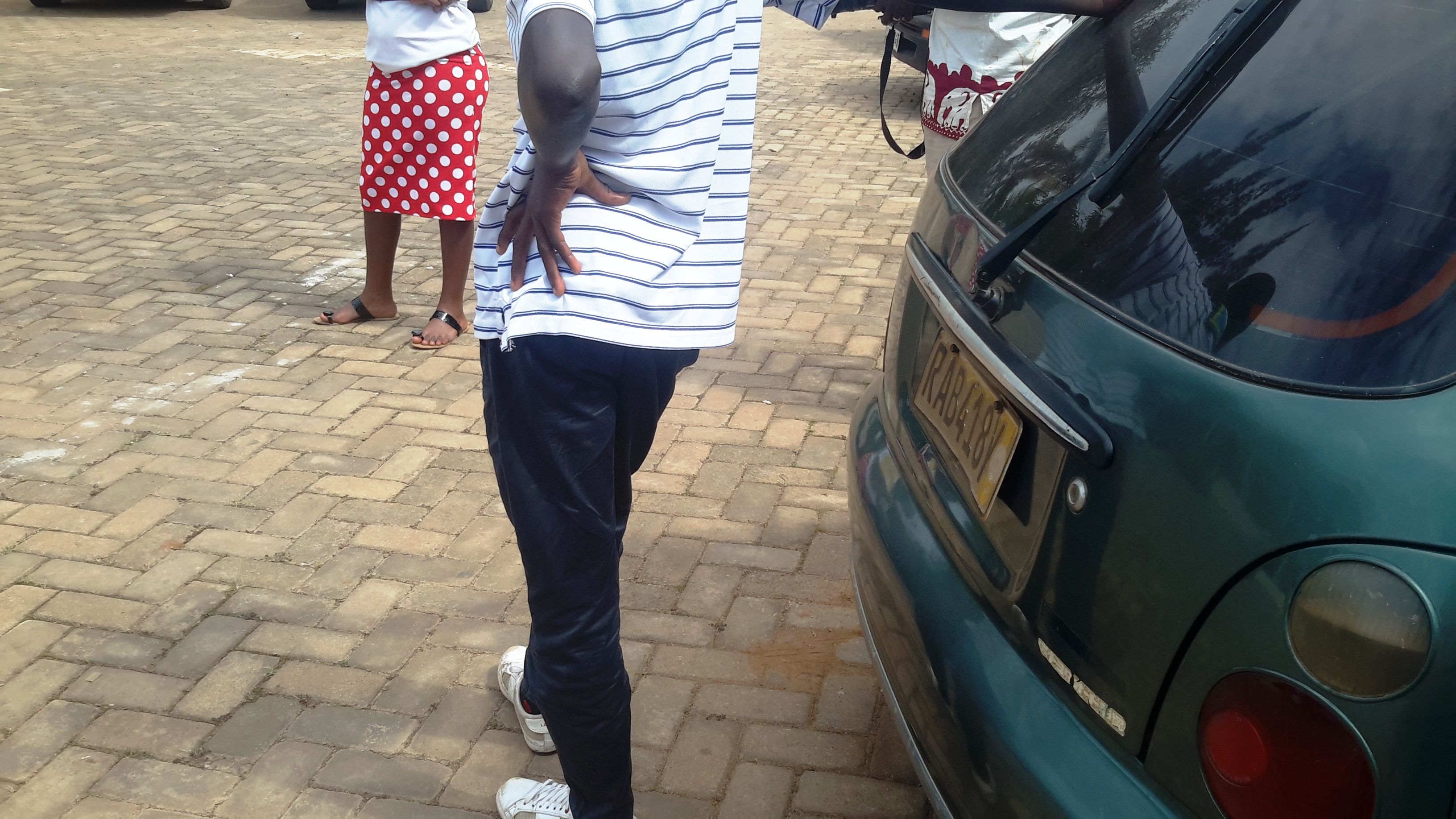 Aba bana bahoze baba mu mahanda(banze gufotorwa igice cyo hejuru) baraburira bagenzi babo kudasubira mu muhanda