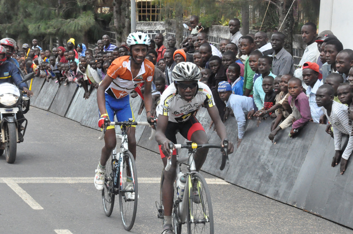 Rugamba(wambaye ikabutura y'ubururu) na Imanizabayo Eric bose b'imyaka 15 bari mu bashimishije abafana kuri uyu wa gatandatu