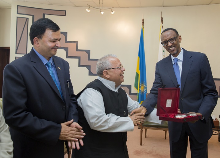 Perezida Kagame bamugeneye n'impano igaragaza uburyo bishimiye umubano n'u Rwanda.