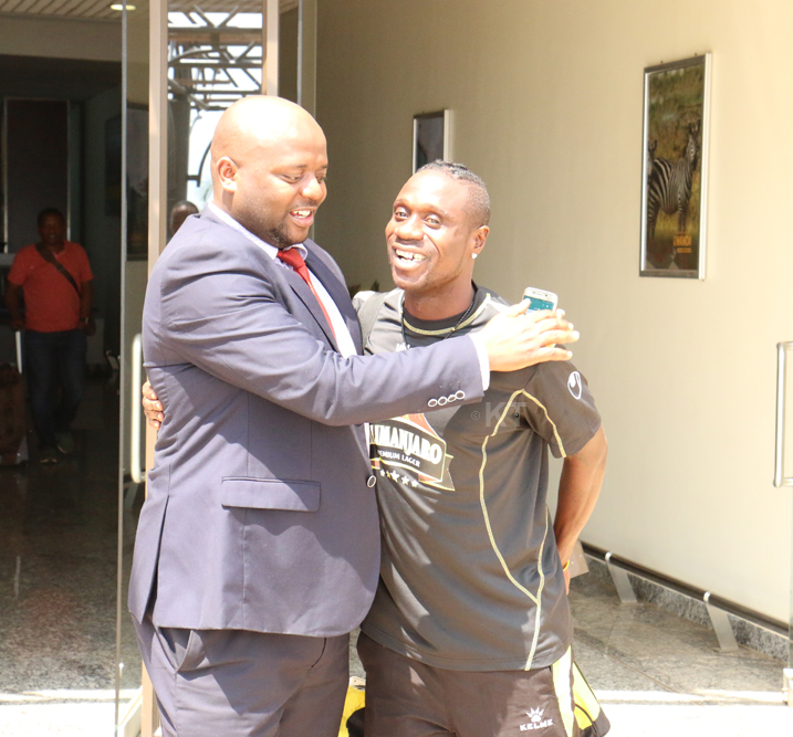 Claude Muhawenimana Perezida w;abafana ba Rayon Sports ahoberana na Mubuyu Twite wahoze muri APR Fc