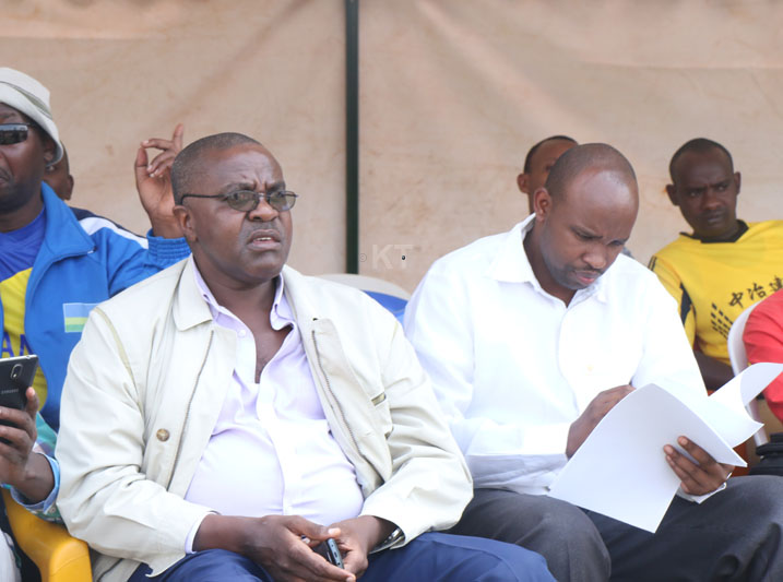 Padiri Placide (ufite impapuro) ushinzwe imikino muri iri shuli