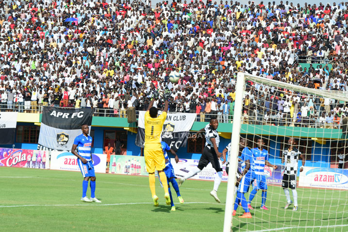 Ndayishimiye Eric Bakame akuramo umupira 