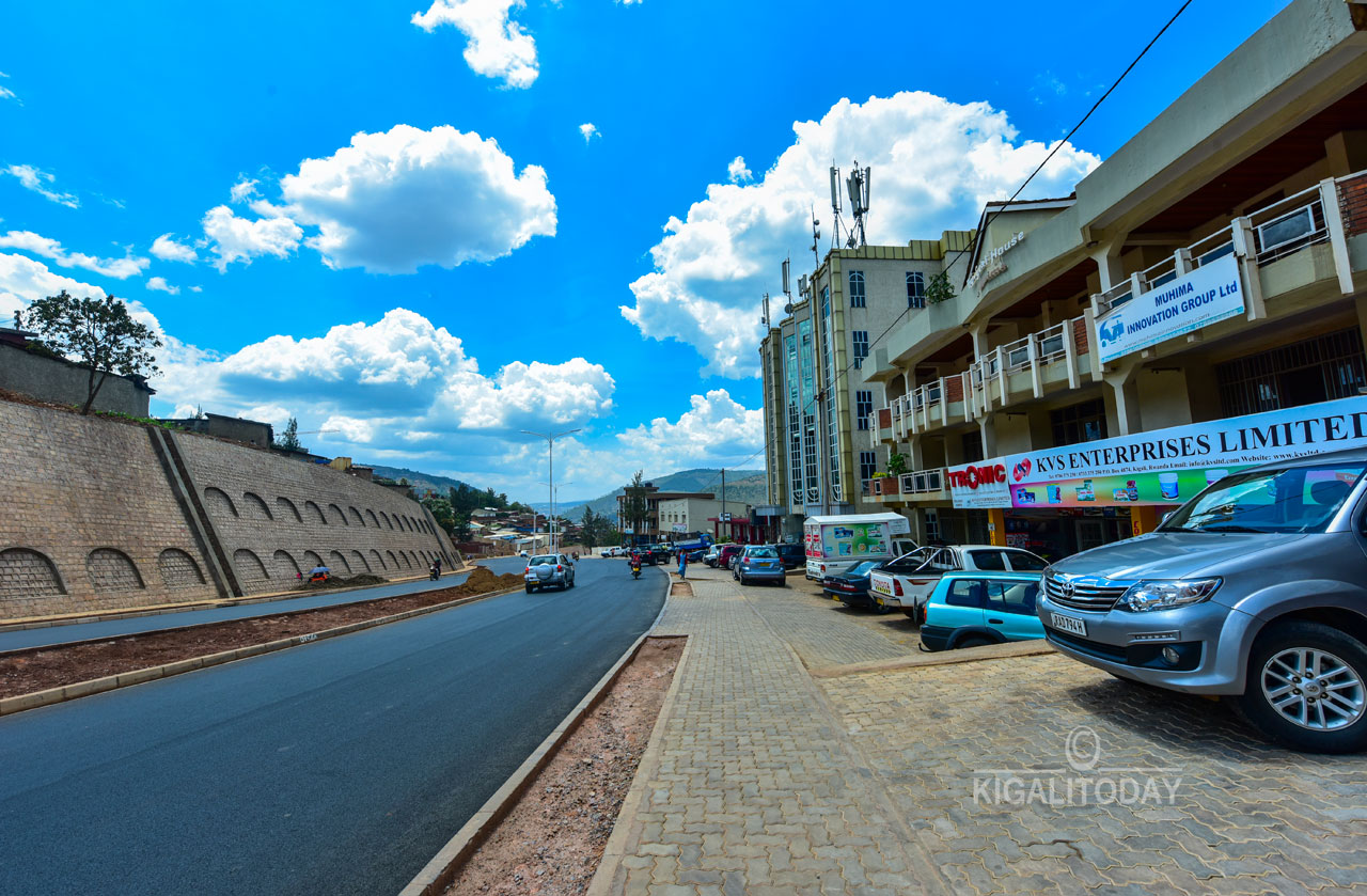 Imodoka zashyiriweho umurongo ntarengwa wo guparikaho, utabangamira inzira y'abanyamaguru