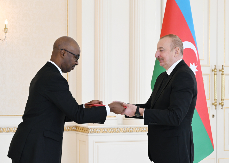 Ambasaderi Lt Gen (Rtd) Charles Kayonga yashyikirije Perezida wa Azerbaijan, Ilham Aliyev impapuro zo guhagararira u Rwanda