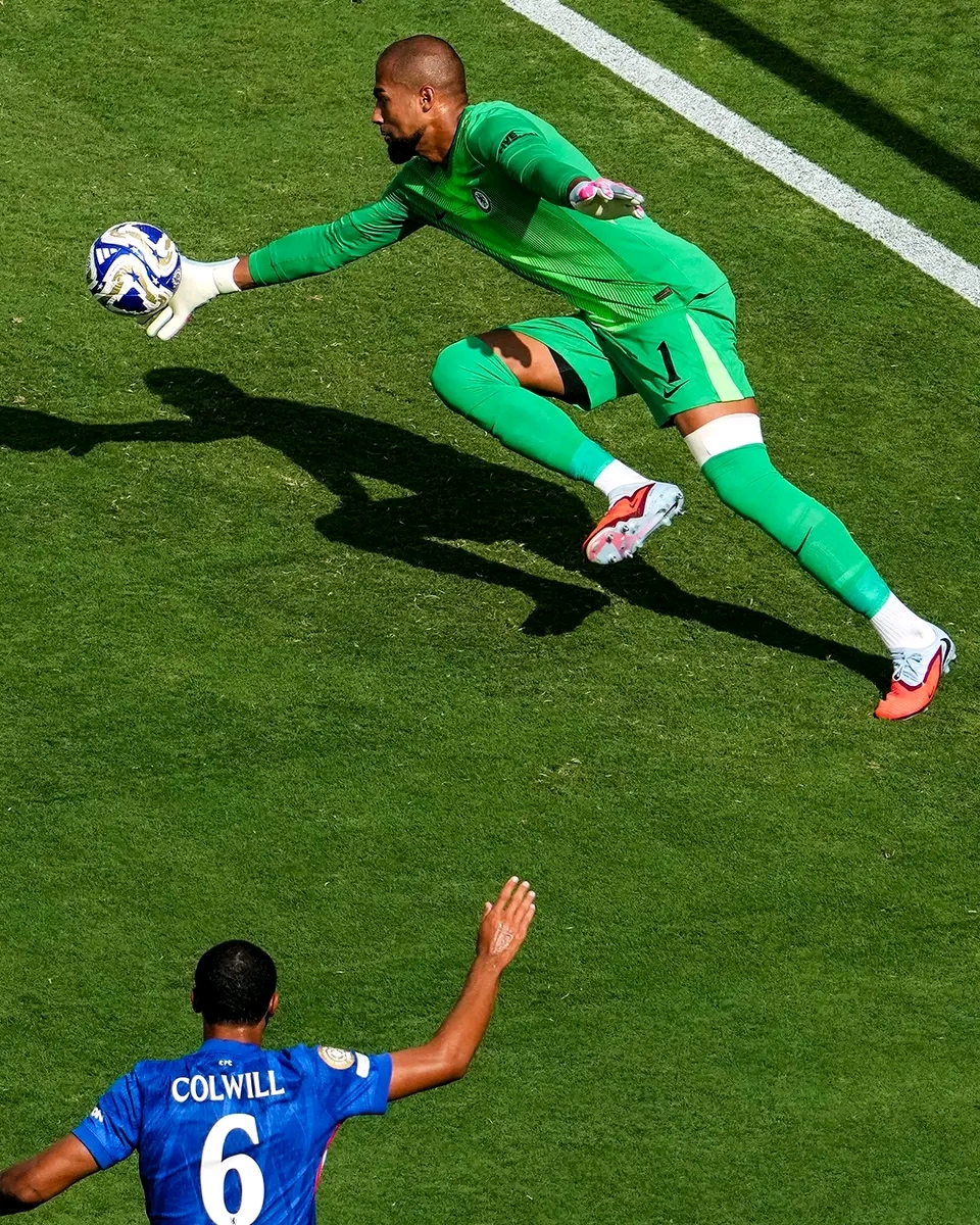 Mu bihe bitandukanye umunyezamu Robert Sanchez yakuragamo imipira ikomeye ijya mu izamu rya Chelsea 