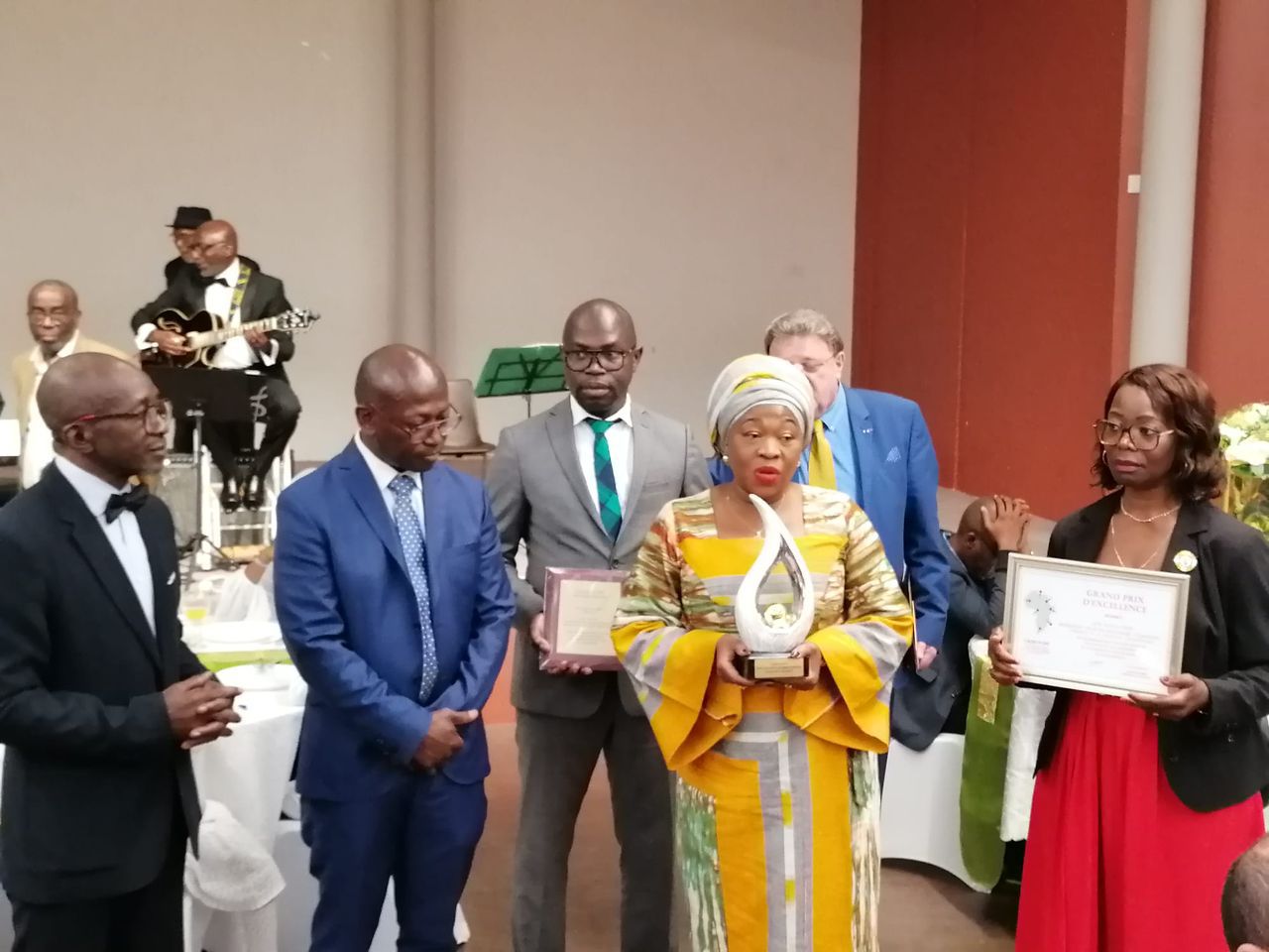 Igikombe mpuzamahanga cyahawe Munezero Lisa, cyanahawe abanyacyubahiro batandukanye ku Isi