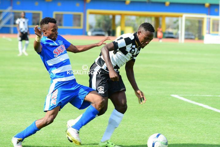 Savio ashaka umupira ...