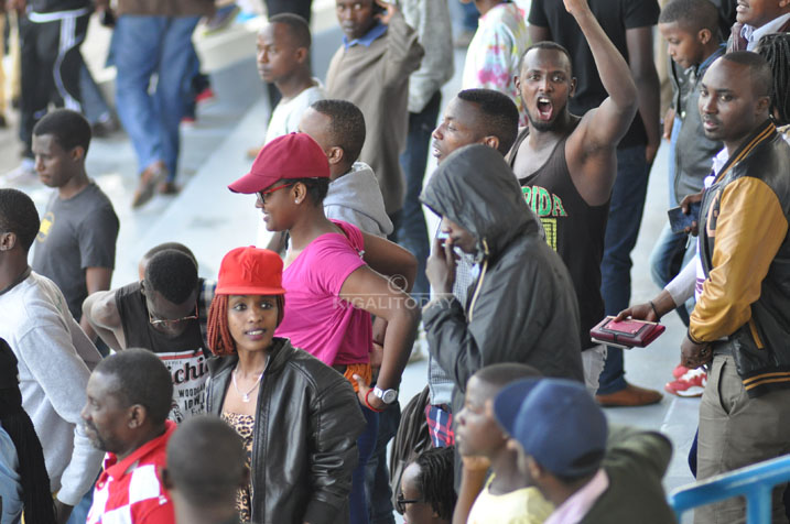 Abafana bashyikigikiraga Police na Seninga nyma y'umukino