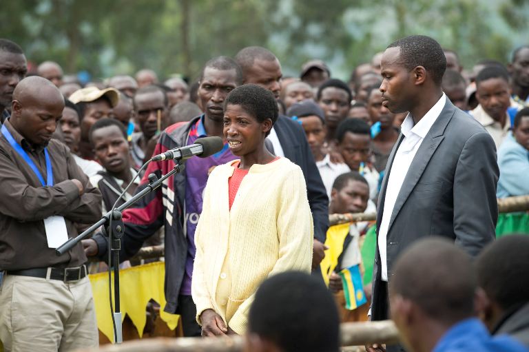 Abaturage bahawe umwanya banatanga ibitekerezo banabaza ibibazo.