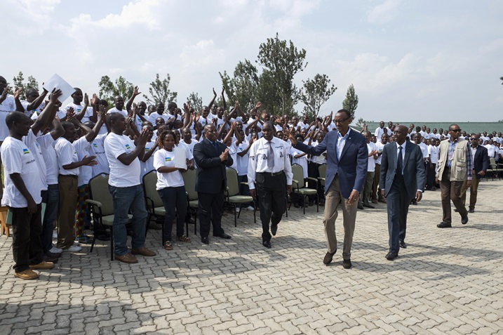 Perezida Kagame yakiranywe ibyishimo n'abayobozi b'utugali bamusabye ko yakongera kwiyamamaza.