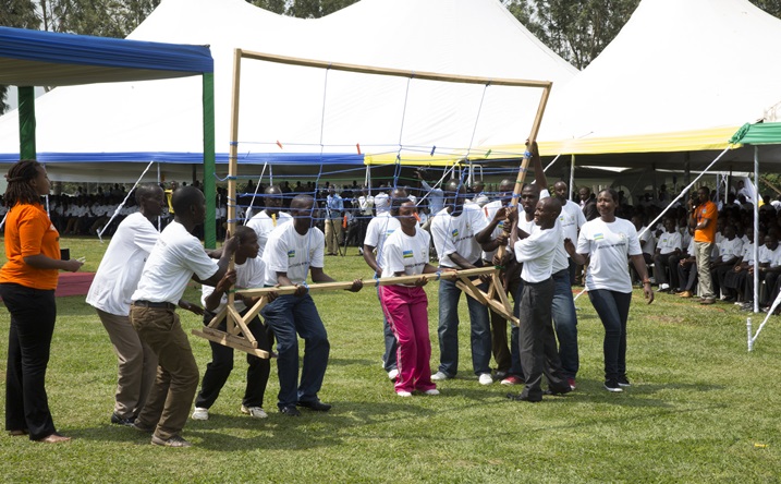 Abayobozi bakinnye umukino ugaragaza uburyo gushyira hamwe kwabo byabageza kure mu kazi.