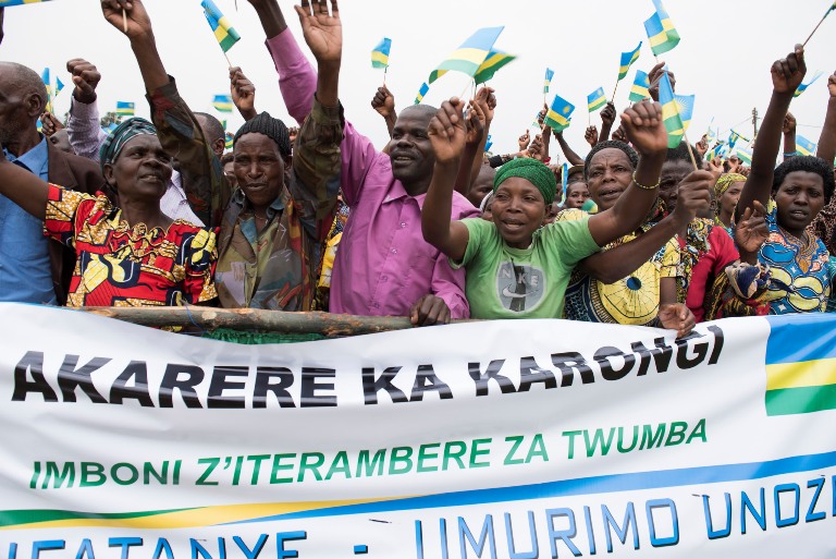 Abaturage bamugaragarije ko bari bamukumbuye.