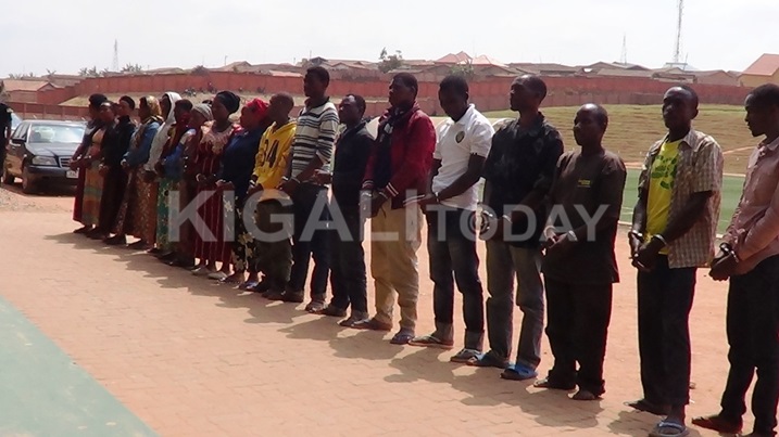 18 bakekwaho gutera amabuye imodoka ya polisi bakayimena ikirahure bashyikirijwe ubushinjacyaha.