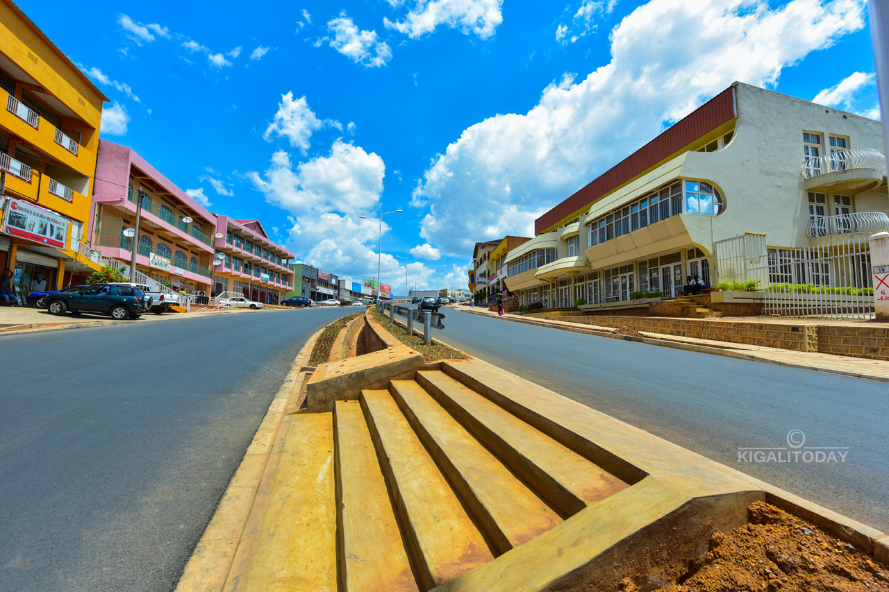 Ahatazaterwa ubusitani hagati y'umuhanda hazashyirwamo inzira z'abanyamaguru