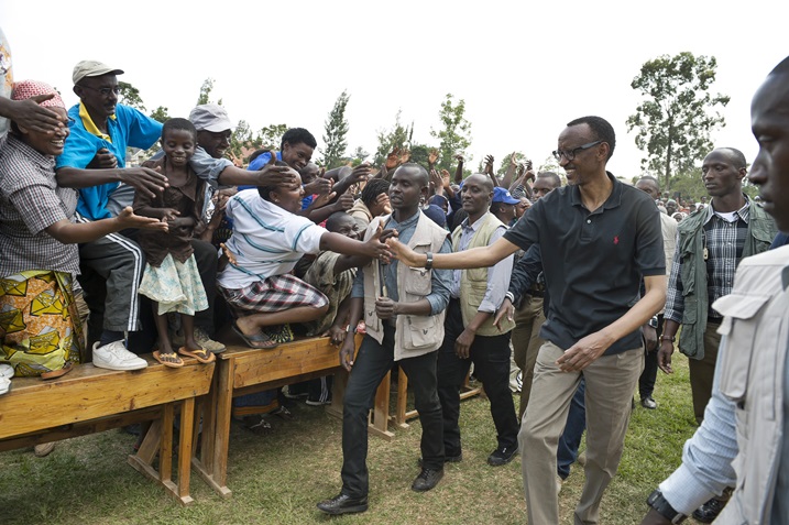 Nk'uko bisanzwe buri nyuma y'umuganda, Perezida Kagame ahura n'abaturage bakaganira.