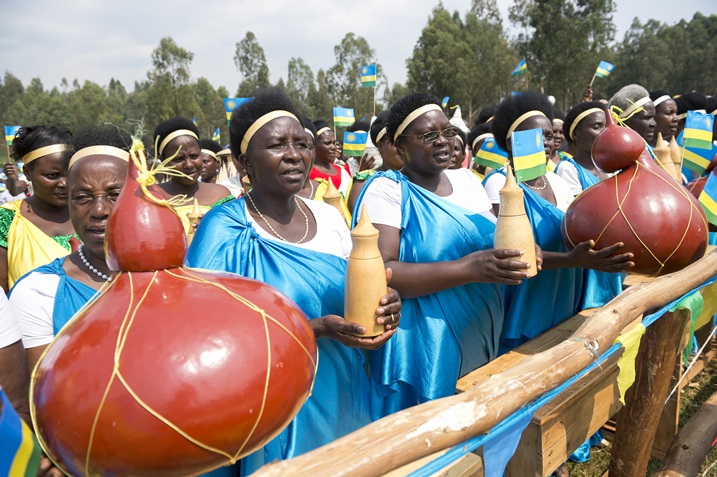 Bamwe mu bagore bari bazanye ibisabo mu rwego rwo kwereka Perezida kagame ko bishimira gahunda ya Gira inka yabagejejeho.