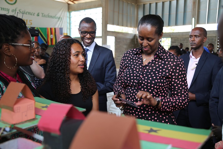 Madame Jeannette Kagame yeretswe imwe mu mishinga y'ikoranabuhanga aba bakobwa bagizemo uruhare.