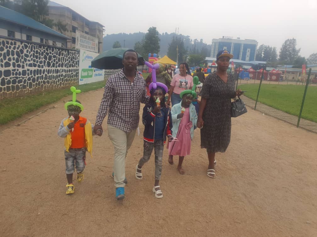 Ababyeyi bari kuzana abana babo kubaha umunezero muri Expo