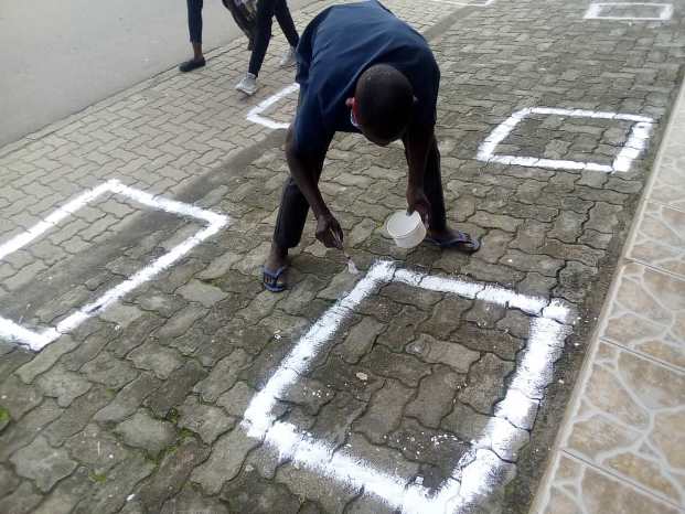 Abacuruzi bashyiriyeho abakiriya aho bahagarara mu guhana intera