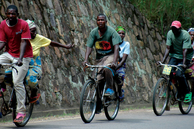 Kugenda nabi mu muhanda kw'abanyonzi nabyo biri mu bigira uruhare rukomeye mu mpanuka bahura nazo