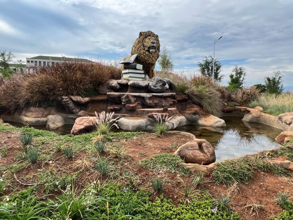 Ntare Louisenlund School ni ishuri ryizemo abakuru b'ibihugu by'u Rwanda na Uganda