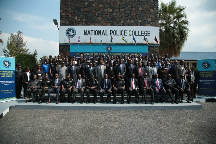  Abitabiriye inama bafashe ifoto y