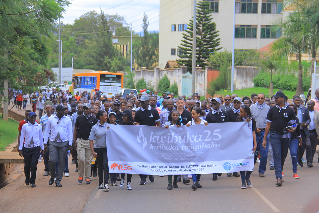 Bakoze urugendo ruva kuri IPRC Kigali berekeza ku rwibutso rwa Nyanza ya Kicukiro