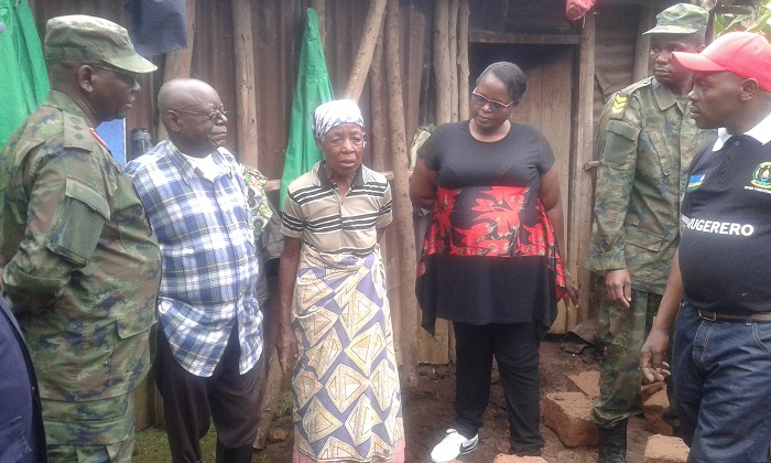 Umukecuru asangiza abayobozi ubuzima bwe