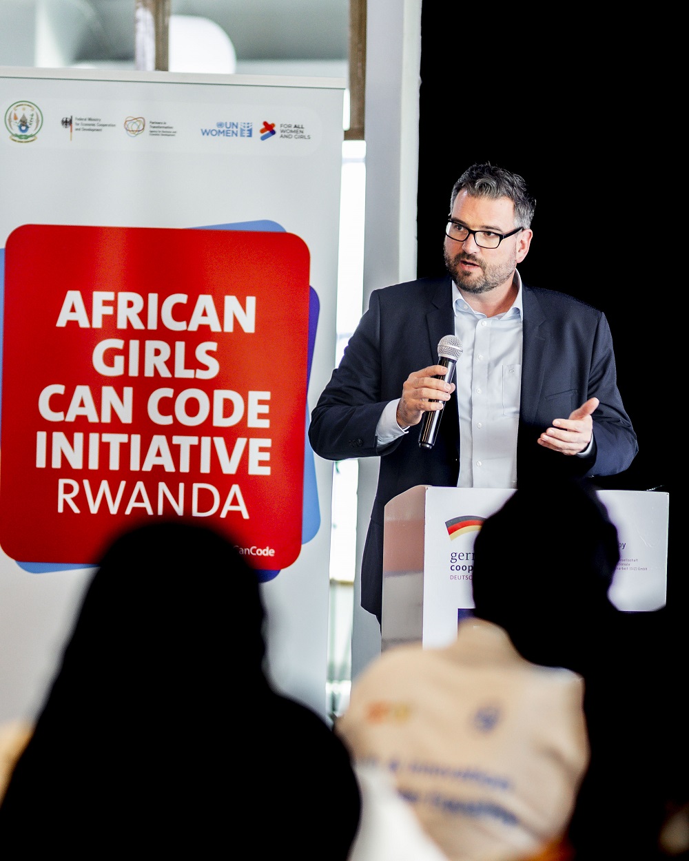 Abayobozi mu nzego zitandukanye bashishikarije abakobwa gukunda ikoranabuhanga rigezweho kuko na bo barishoboye