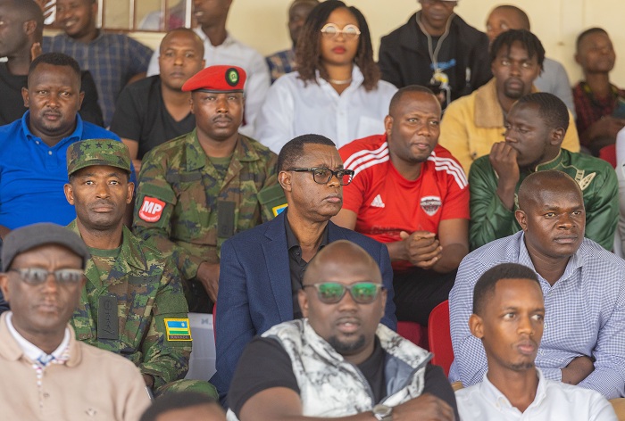 Ni umukino warebwe n'umuyobozi w'icyubahiro wa APR FC General James Kabarebe (Uri hagati), Umuyobozi wa APR FC Lt Gen Mubarakh Muganga (Uri i buryo) na Perezida wa Musanze FC Tuyishimire Placide (Uri ibumoso)