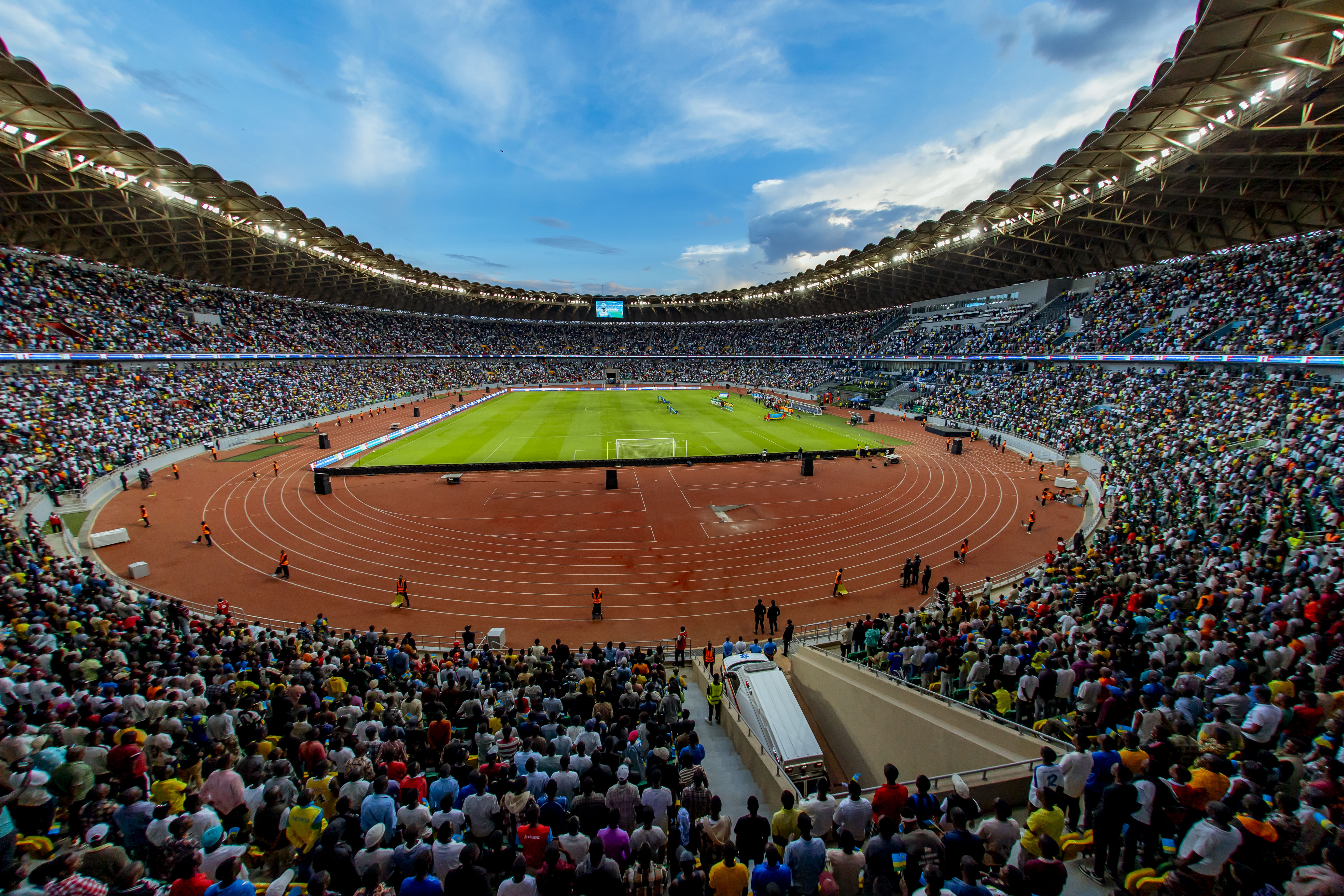 Abantu bari benshi muri Stade Amahoro dore ko kwinjira ahasigaye hose byari ubuntu ndetse n'abafite amatike batinjiriyeho ku mukino wa Nigeria bayakoresheje uyu munsi mu gihe myanya y'icyubahiro byari ukugura itike