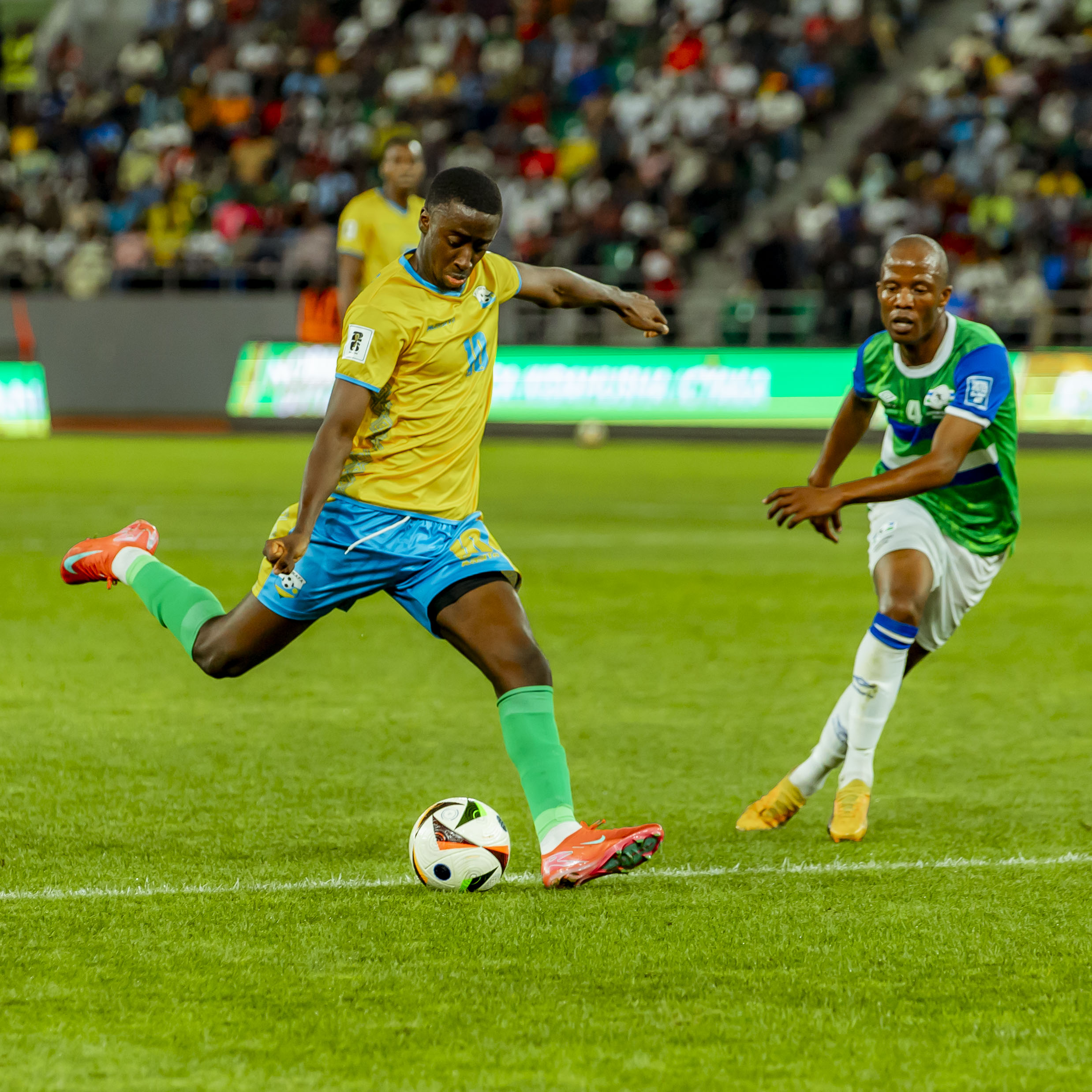 Hakim Sahabo mu gice cya mbere yagerageje uburyo bubiri bwashoboraga kubyarira Amavubi igitego