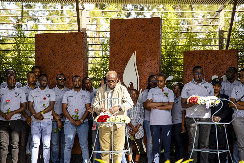 Dr. Uzziel Ndagijimana ashyira indabo ku rwibutso rwa Kigali