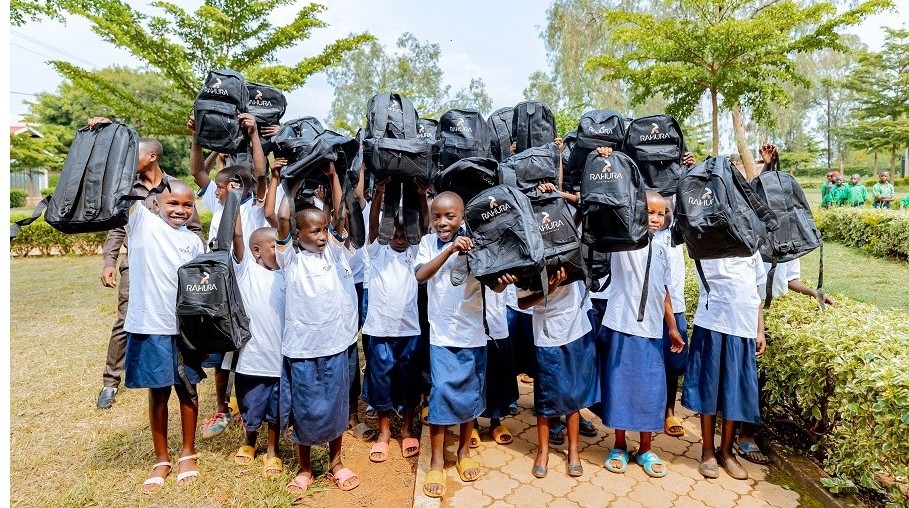 Abana bishimiye ibikoresho bahawe