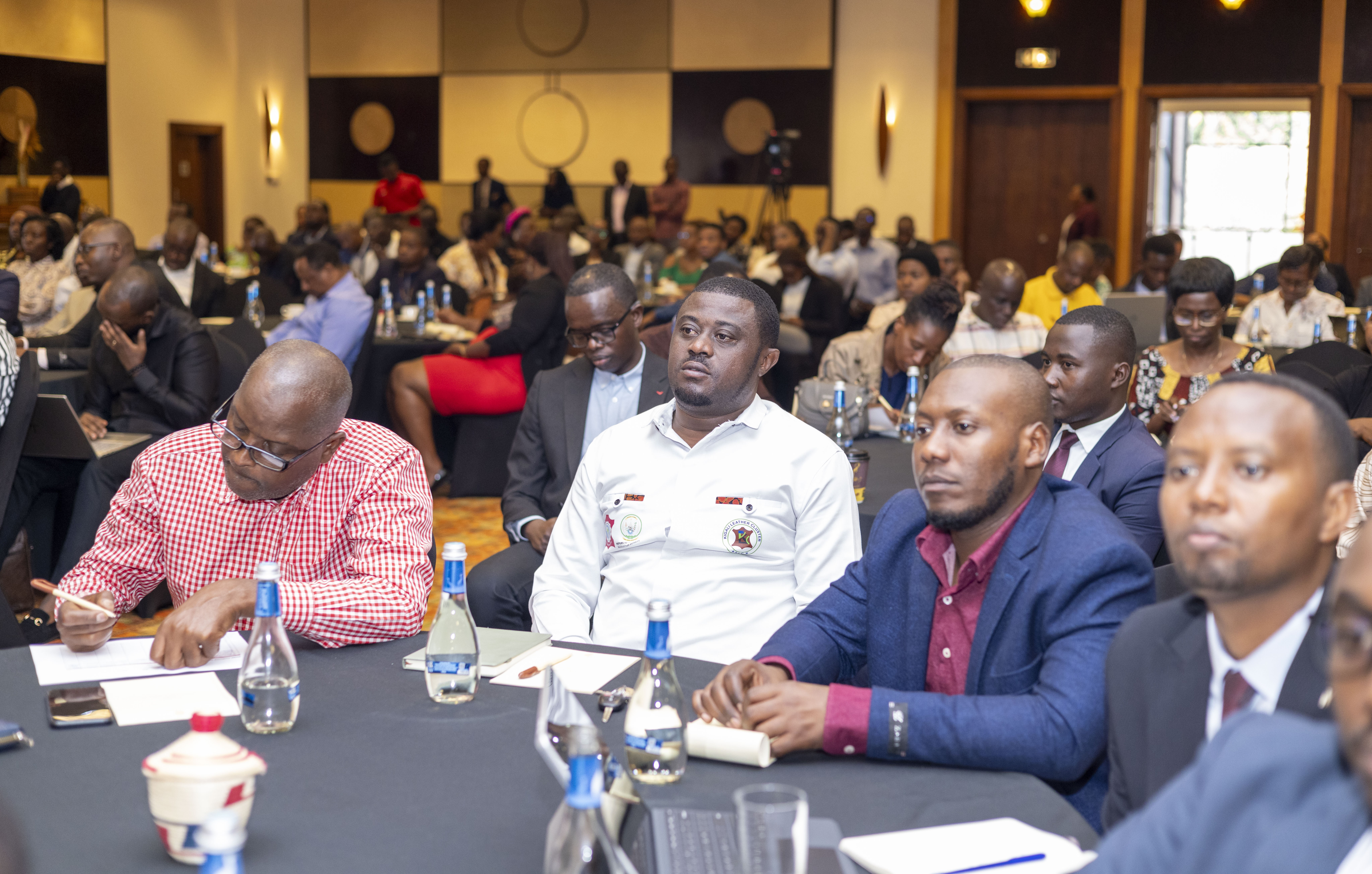 Hatangijwe urubuga ruhuza ba rwiyemezamirimo bato, abarimo hagati n