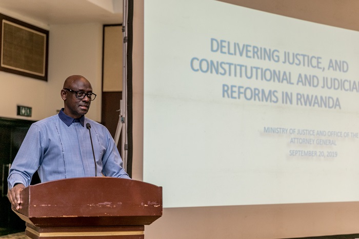 Ministiri Busingye avuga ko inkiko gacaca ari kimwe mu mwimerere w