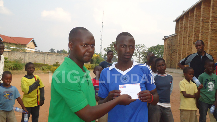 Emmanuel Rusika umukozi wa APIDERBU atanga ibihembo nyuma y'ubukangurambga