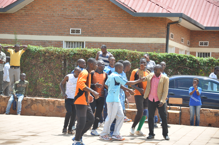 Umukino urangiye,abakinnyi basimbukira mu kibuga