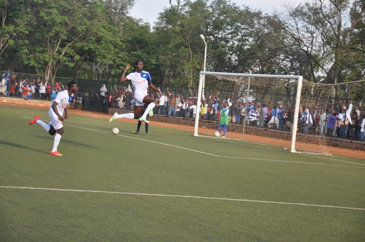 Davis Kasirye yishimira igitego yatsinze Police Fc